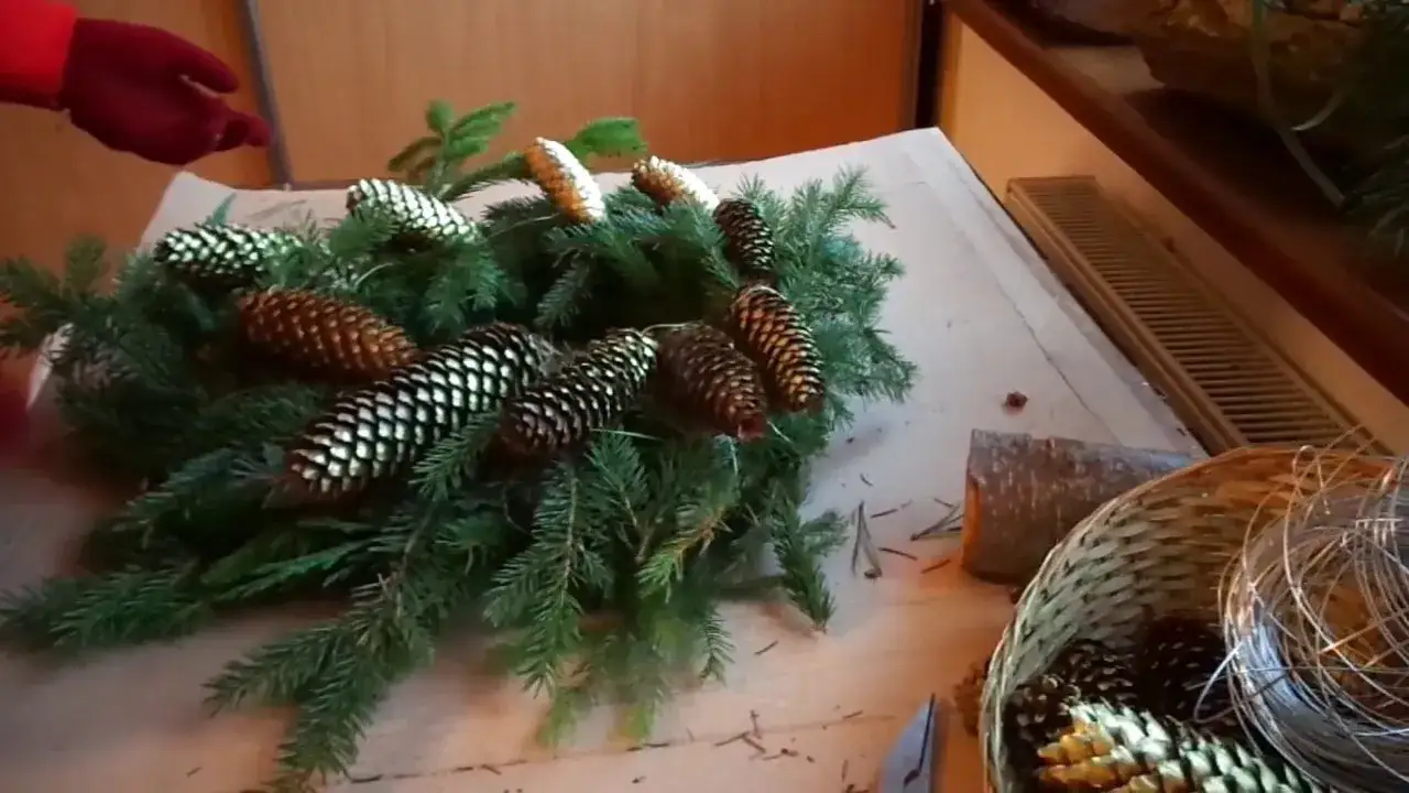 Zdjęcie Jak zrobić stroik na cmentarz z żywego świerku, by zachować pamięć bliskich