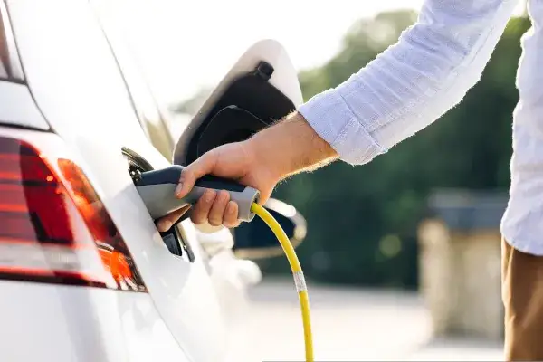 Zdjęcie Jak często i jak długo ładować samochód elektryczny, aby oszczędzać?