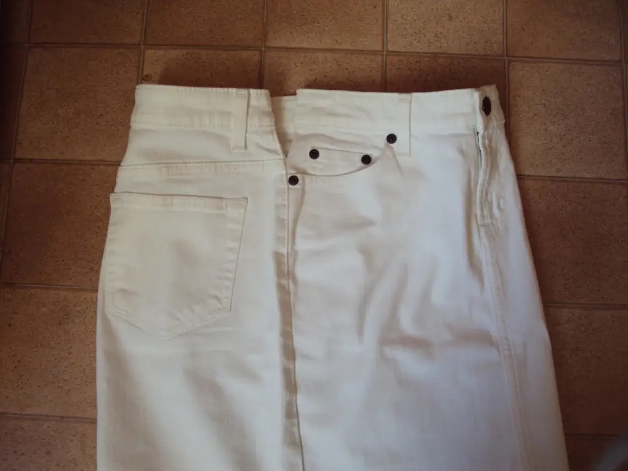 Zdjęcie Jak poszerzyć spódnicę w pasie - proste metody na idealne dopasowanie