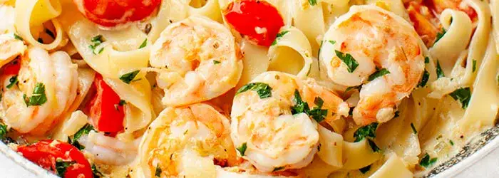 Zdjęcie Jak zrobić krewetki z makaronem w sosie – prosty przepis na obiad
