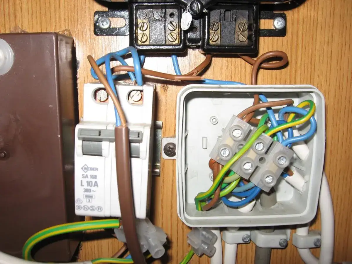 Zdjęcie Jaki przewód od licznika do bezpieczników? Uniknij kosztownych błędów
