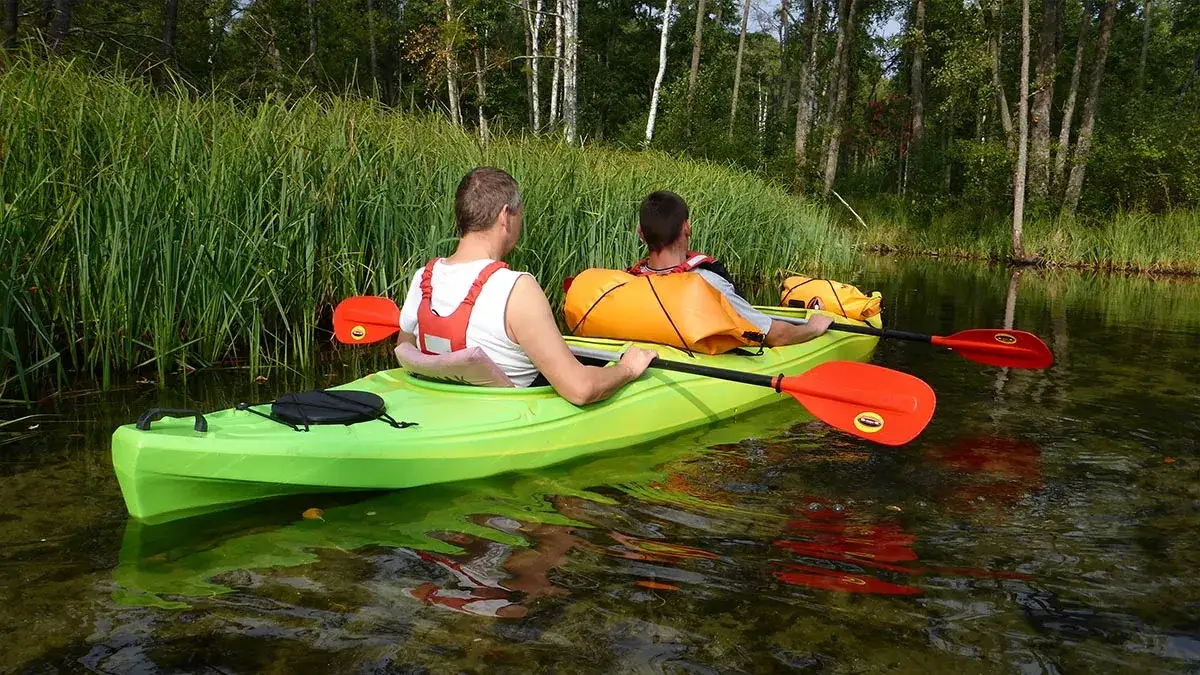 Zdjęcie Ile kosztuje kajak dwuosobowy? Porównanie cen, modele i praktyczne porady