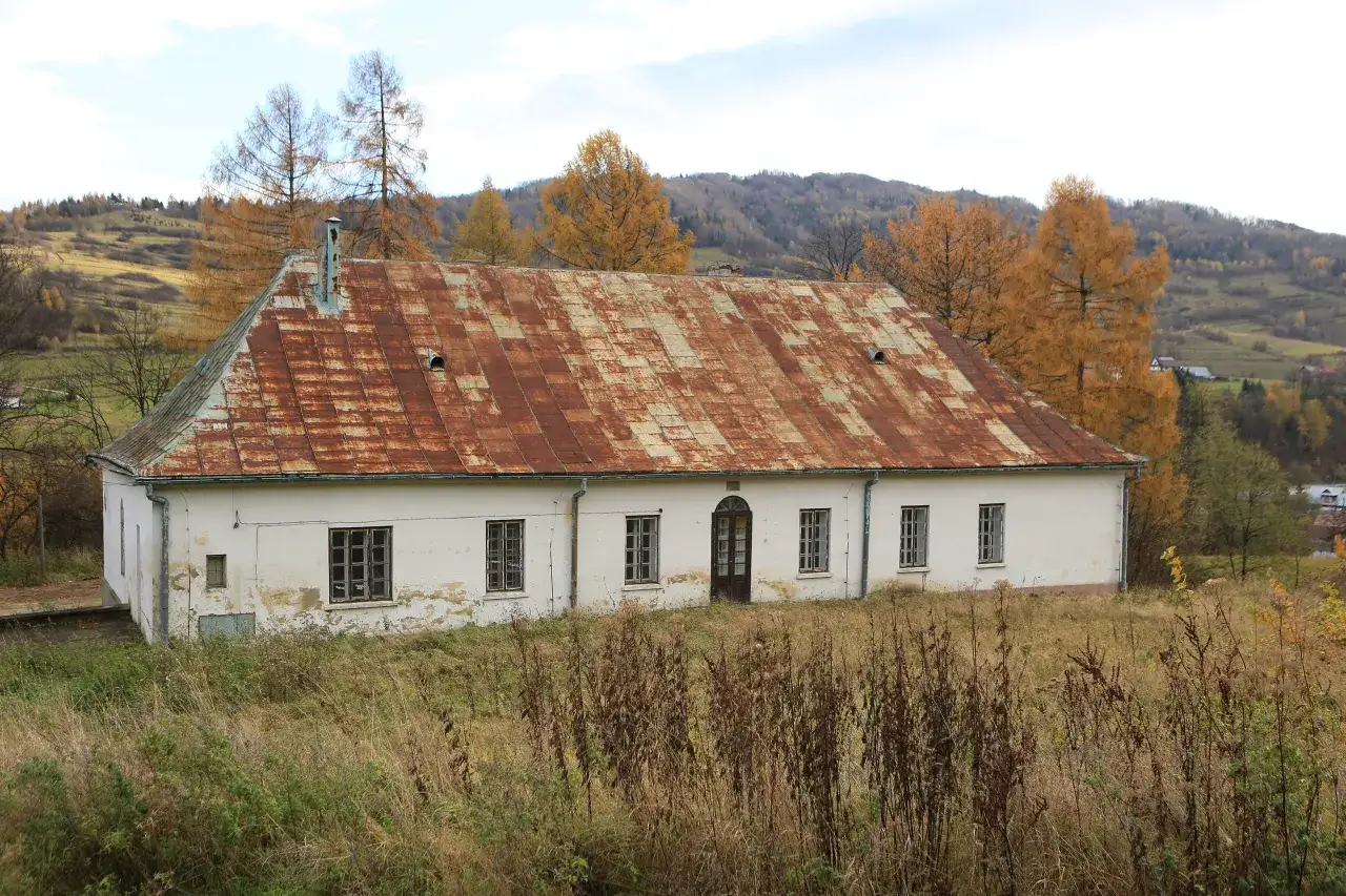Zdjęcie Wiejski dworek w Bóbrce: odkryj jego tajemnice i atrakcje w okolicy