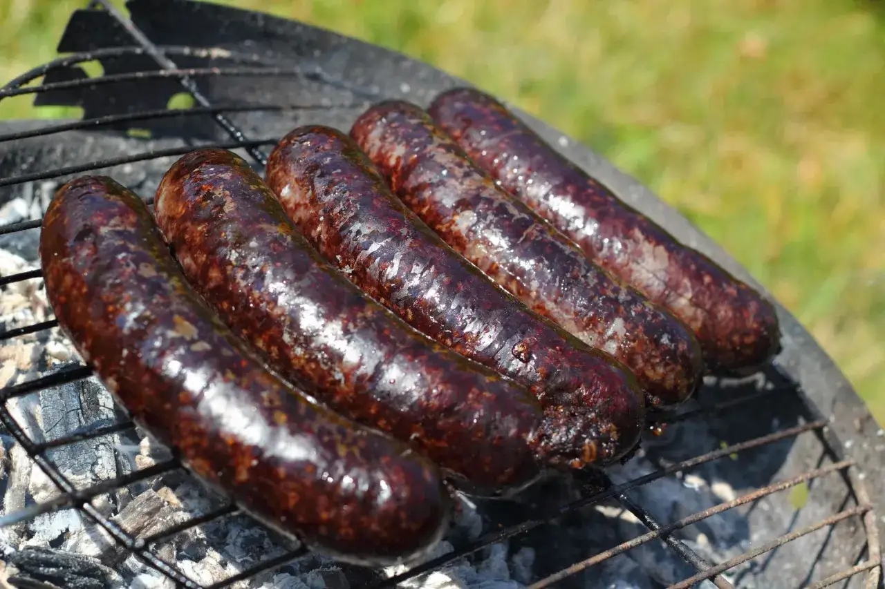 Zdjęcie Jak zawinąć kaszankę na grilla, aby uniknąć pęknięcia skórki