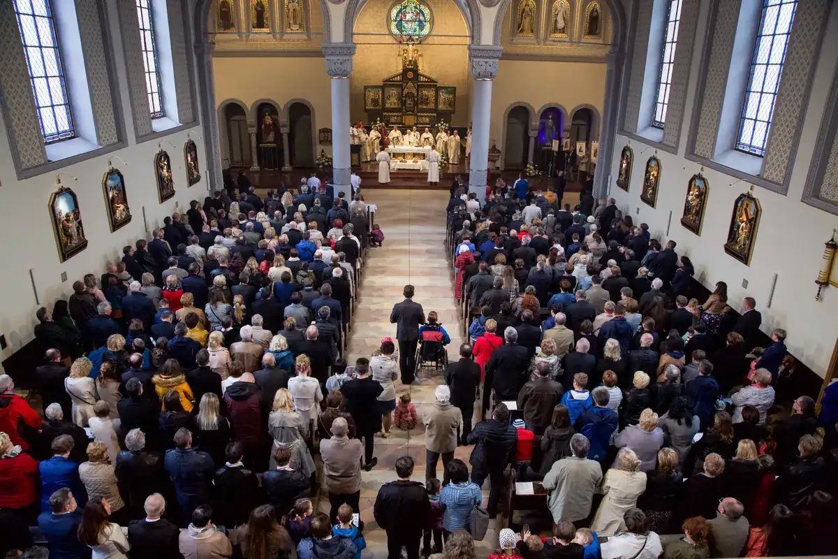 Zdjęcie Dlaczego warto chodzić do kościoła? Odkryj korzyści dla duszy