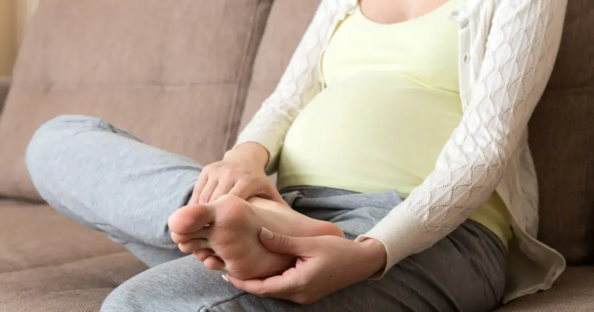Zdjęcie Jak siedzieć w ciąży na kanapie, aby uniknąć bólu i dyskomfortu