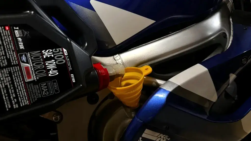 Zdjęcie Wymiana oleju w motocyklu co 2 lata: ryzyko i zalecenia producentów