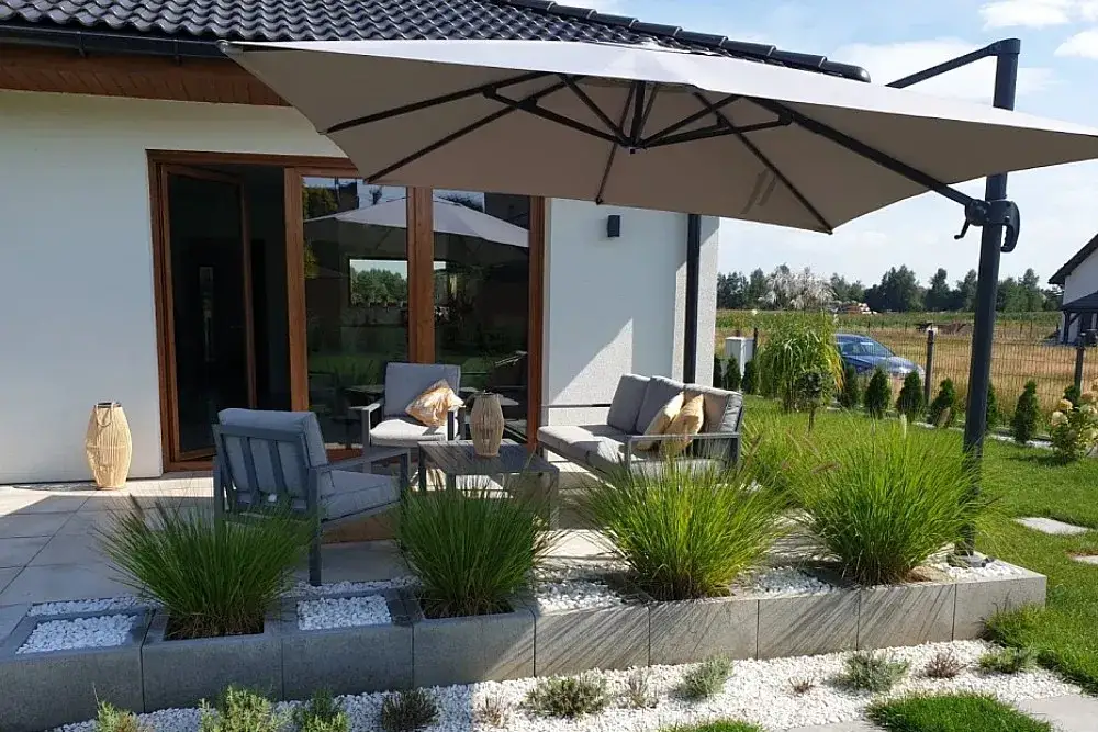 Zdjęcie Jak odnowić parasol ogrodowy, aby cieszyć się nim przez lata?