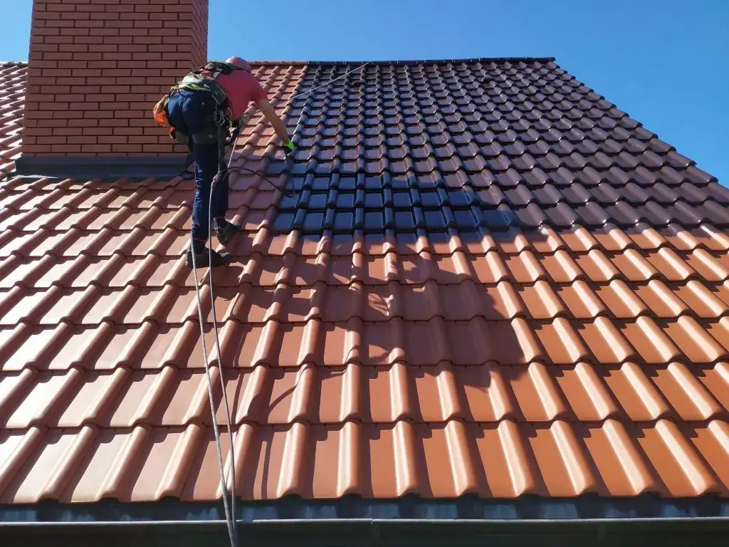 Zdjęcie Jak pomalować dachówkę cementową: trwałość i ochrona dachu