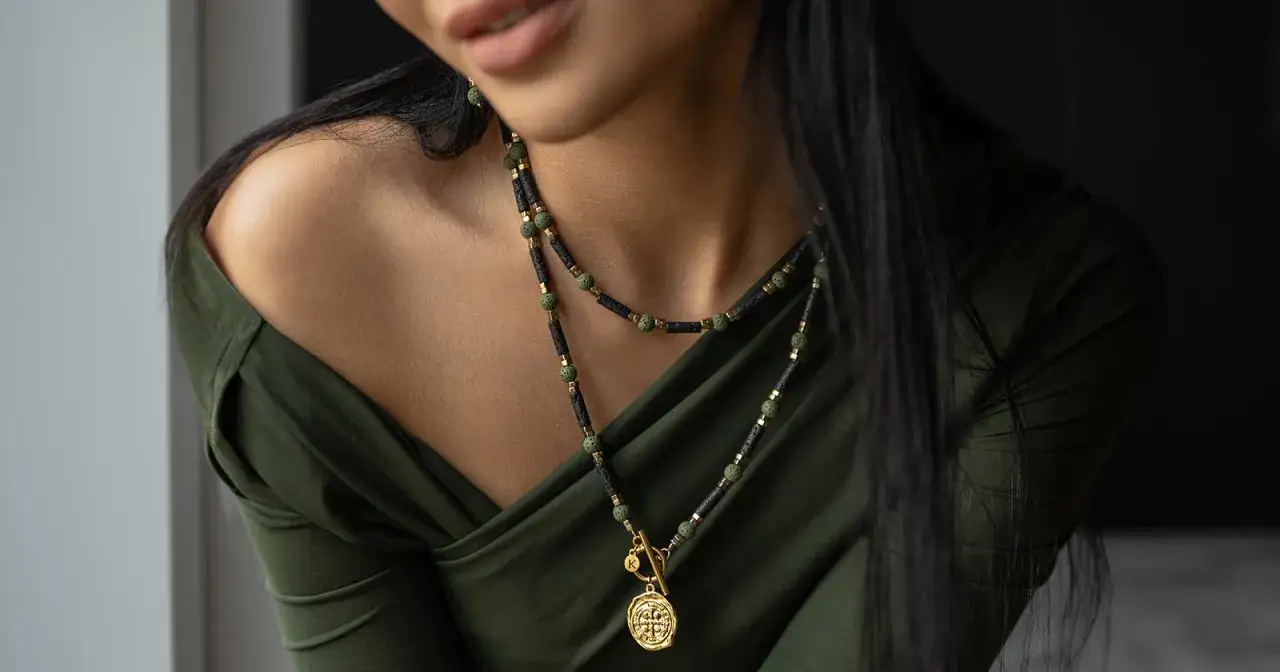 Zdjęcie Jaki naszyjnik do zabudowanej sukienki, aby uniknąć modowej wpadki?