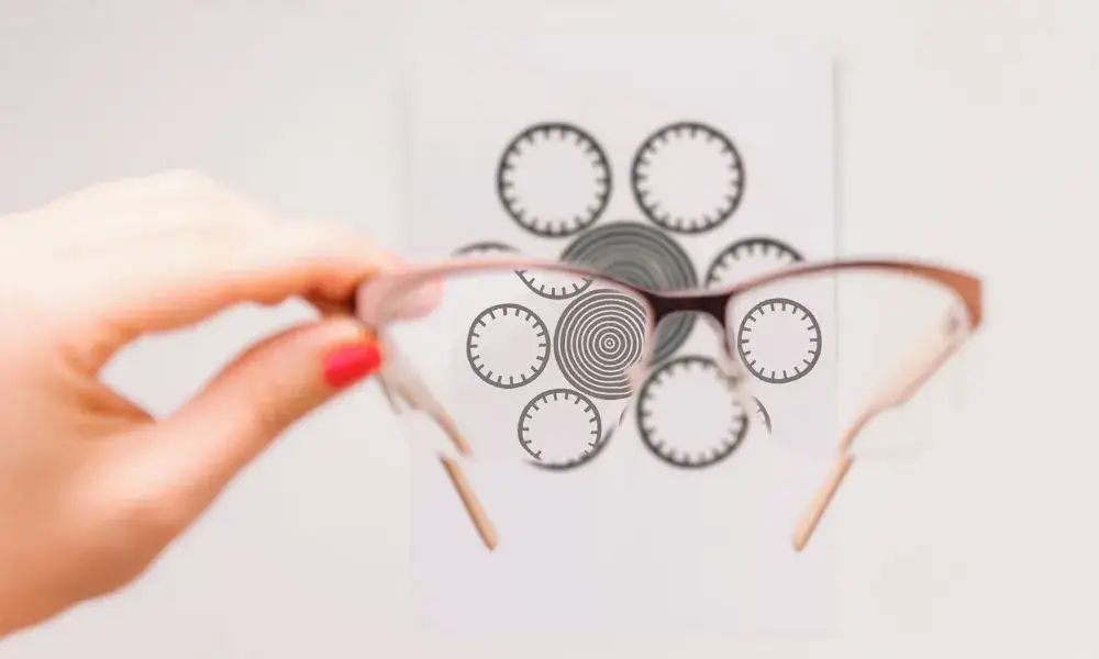 Zdjęcie Jak widzi osoba z astygmatyzmem? Zaskakujące wizje i objawy