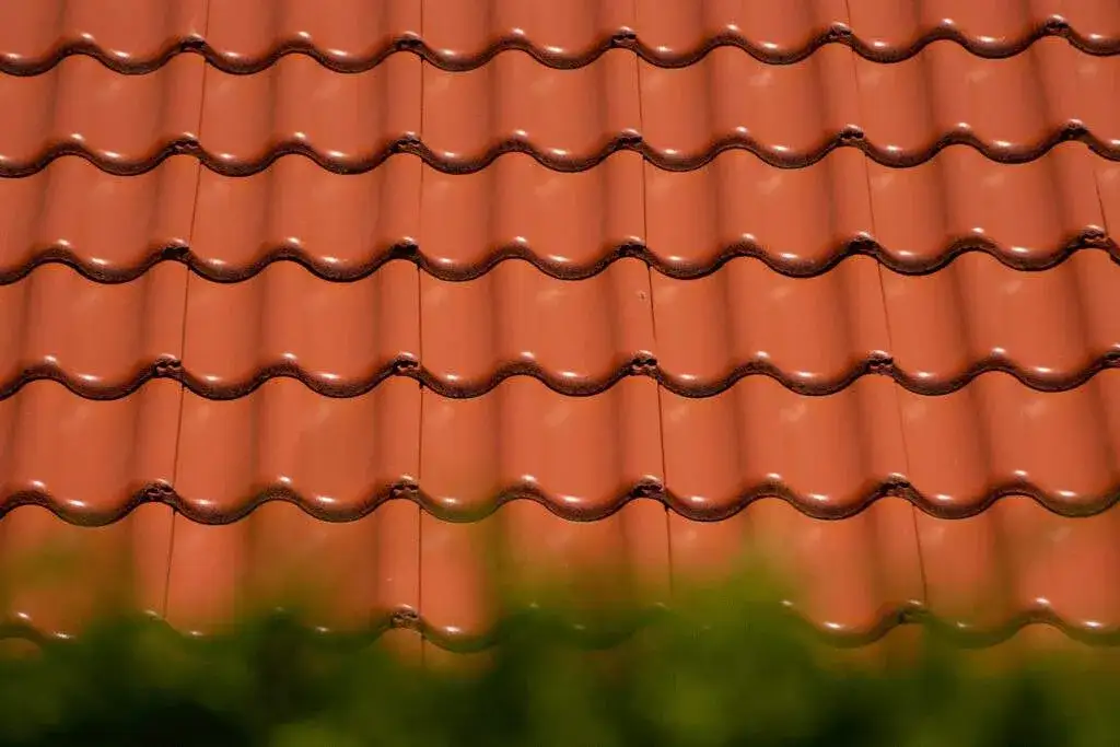 Zdjęcie Ile spinek na m2 dachówki? Poznaj dokładne obliczenia i normy