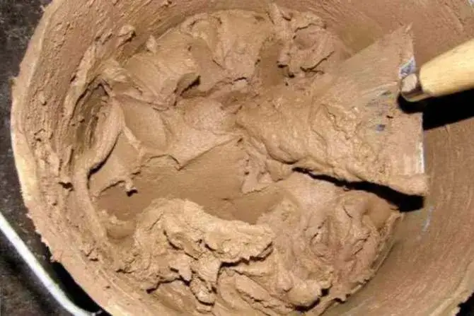 Zdjęcie Glina czy zaprawa szamotowa? Porównanie i wybór idealnego materiału budowlanego