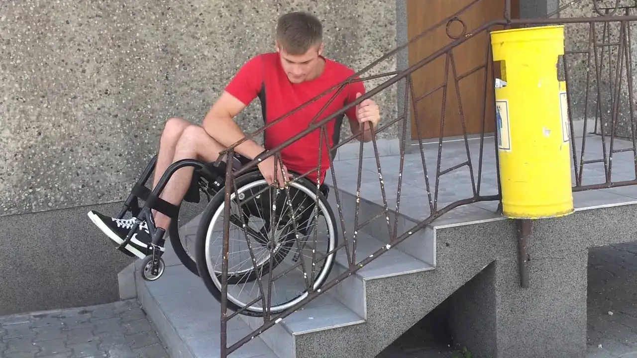Zdjęcie Jak wjechać wózkiem inwalidzkim po schodach bez pomocy?