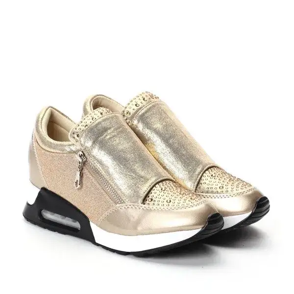 Zdjęcie Złote buty sportowe: 10 stylizacji, które Cię zaskoczą
