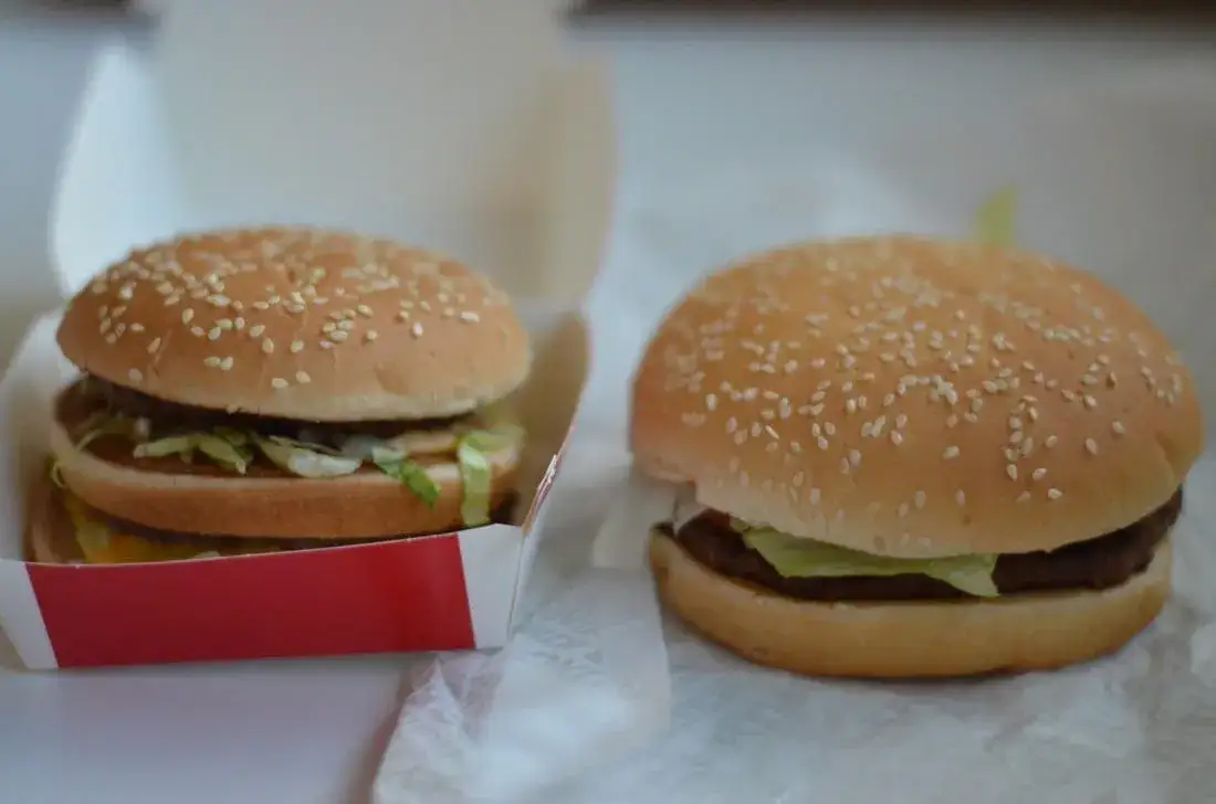 Zdjęcie Cheeseburger z McDonald's: ile kalorii ma naprawdę? Zaskakujące!