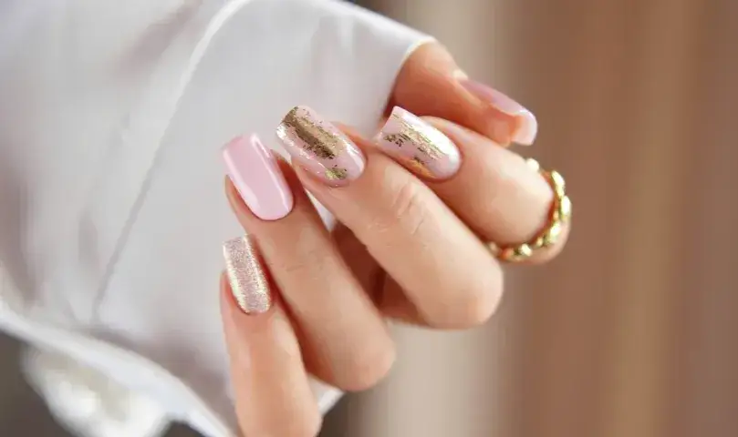 Zdjęcie Czy malowanie paznokci lakierem hybrydowym bez lampy jest możliwe? Poznaj prawdę!