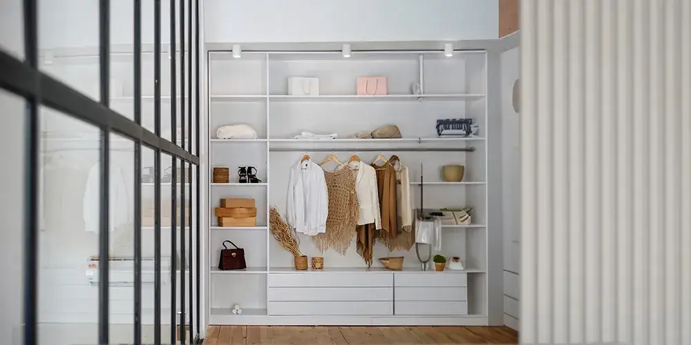 Zdjęcie Jakie oświetlenie do garderoby wybrać, by uniknąć błędów i cieszyć się funkcjonalnością?