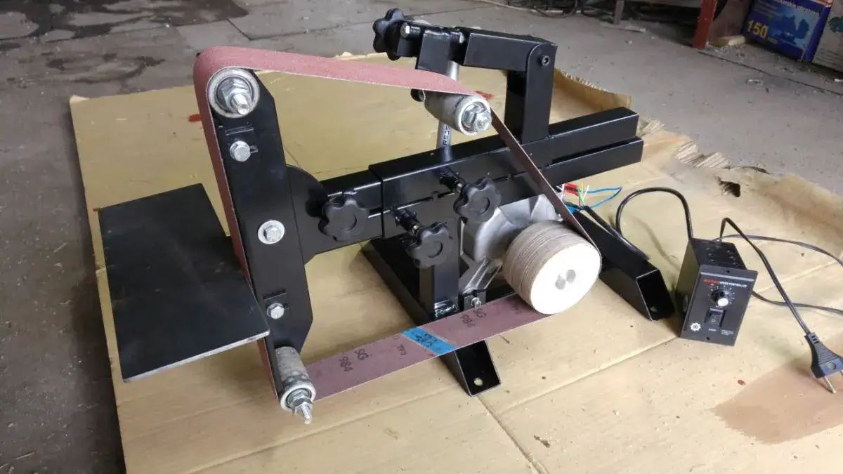Zdjęcie Jak zbudować szlifierkę taśmową DIY – oszczędź czas i pieniądze