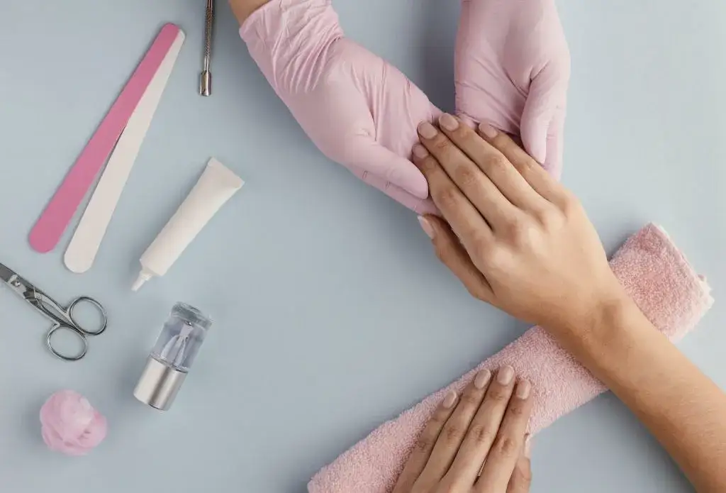 Zdjęcie Jak szybko zdjąć hybrydę bez uszkadzania paznokci – sprawdzone metody