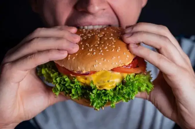 Zdjęcie Jak składać burgera, aby uniknąć najczęstszych błędów i cieszyć się smakiem