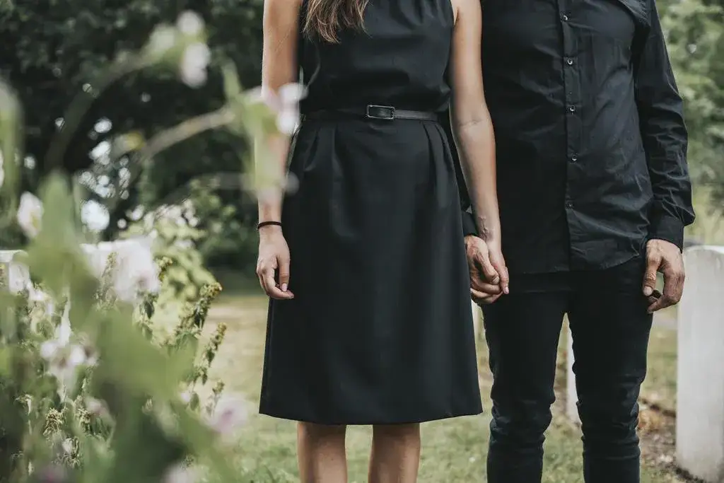 Zdjęcie Jak ubrać się na komunię w żałobie z szacunkiem i elegancją