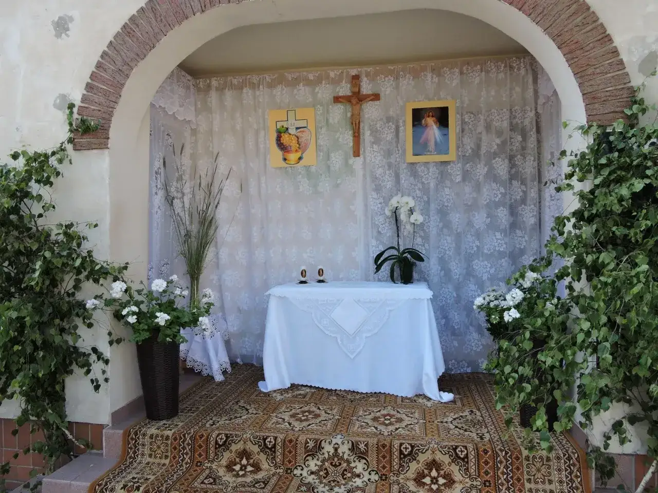 Zdjęcie Jak udekorować ołtarz na Boże Ciało: wyjątkowe pomysły i inspiracje