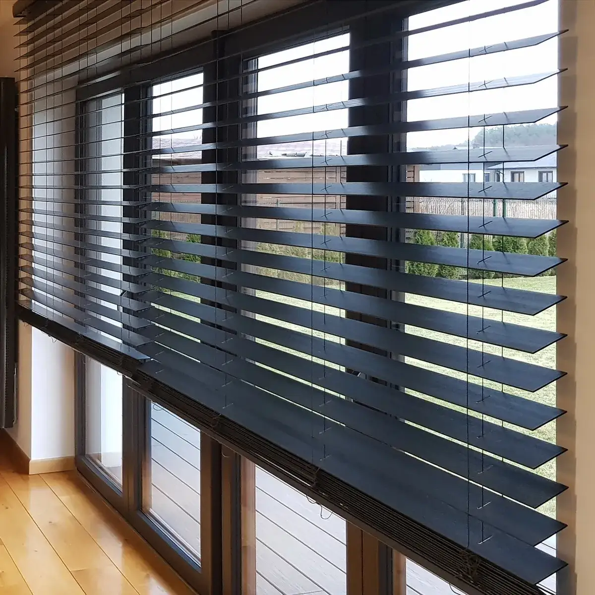 Zdjęcie Jakie żaluzje do salonu wybrać, aby uniknąć błędów w aranżacji?