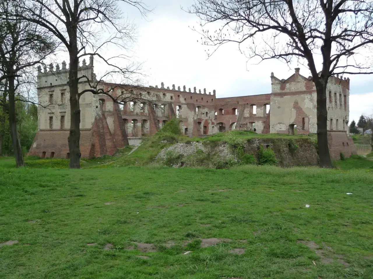 Zdjęcie Ruiny zamku w Krupem - tajemnice historii i atrakcje turystyczne