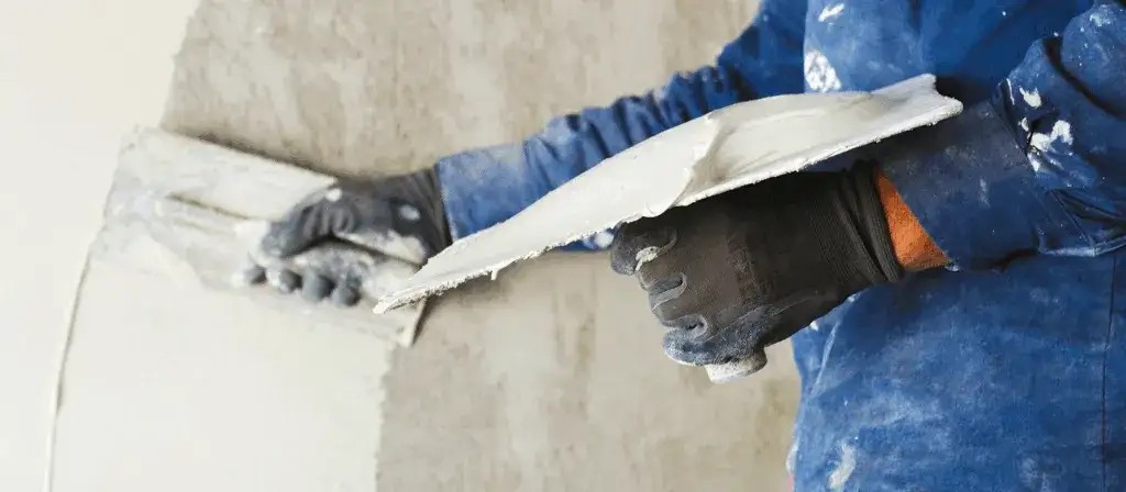 Zdjęcie Ile kosztuje położenie tynku dekoracyjnego? Sprawdź ukryte wydatki