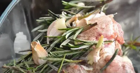 Zdjęcie Co podać do jagnięciny? Odkryj idealne połączenia smakowe