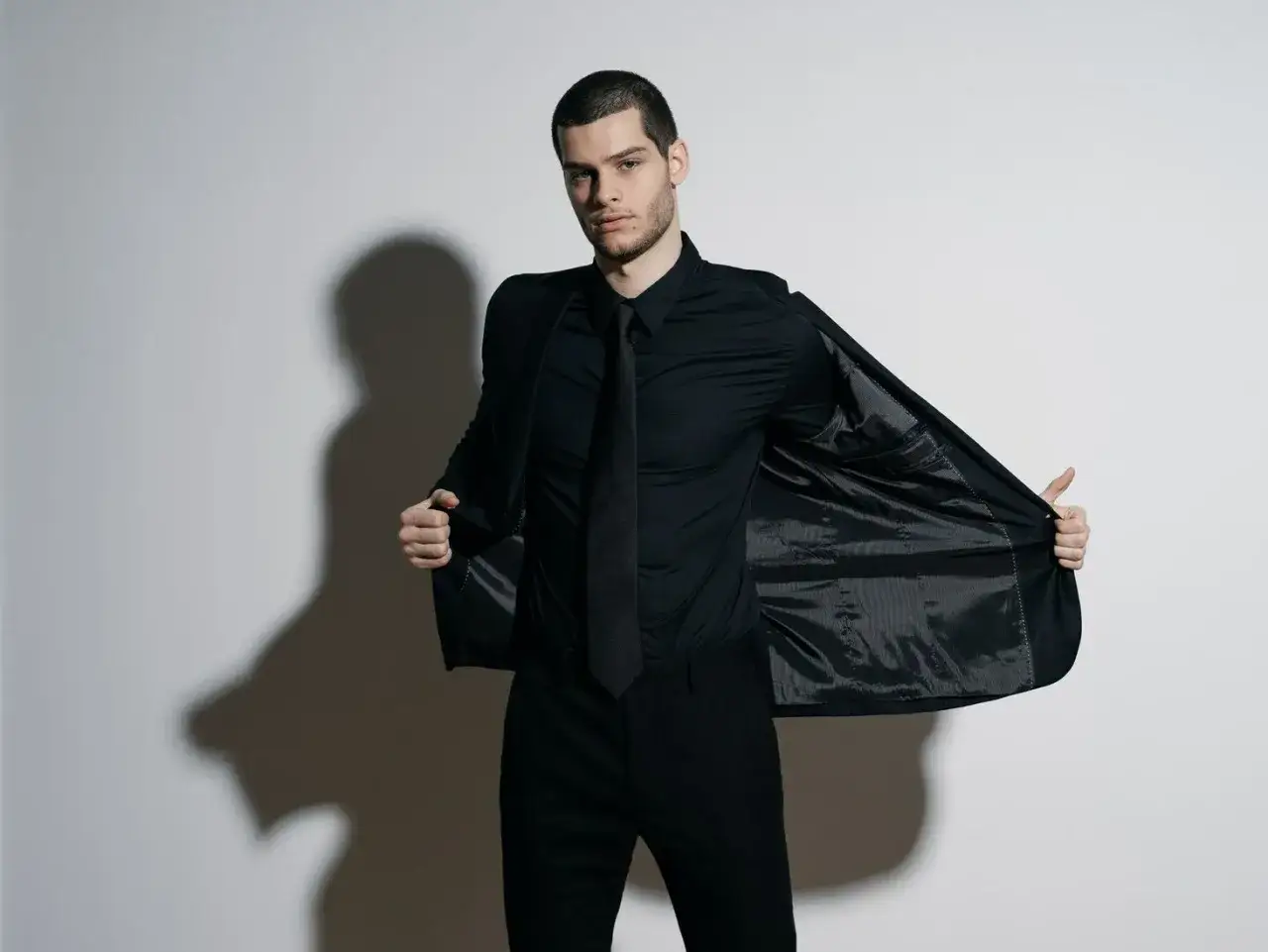 Zdjęcie Czy czarna koszula pasuje na wesele? Oto co musisz wiedzieć