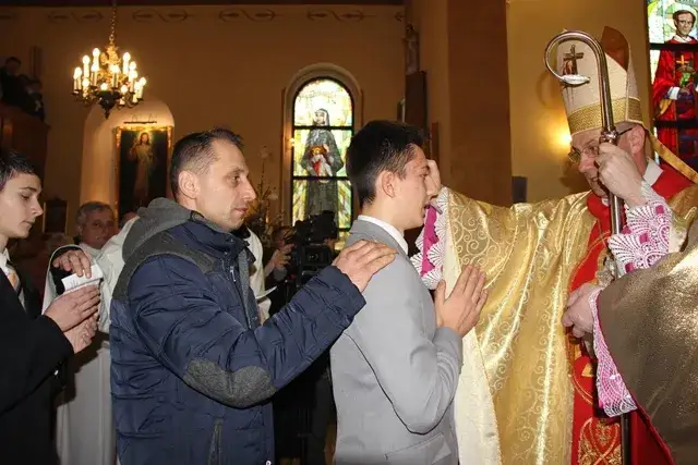 Zdjęcie Czy dziadek może być świadkiem bierzmowania? Poznaj wymagania Kościoła