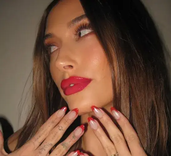 Zdjęcie Kim Kardashian manicure francuski: najnowsze trendy i unikalne style
