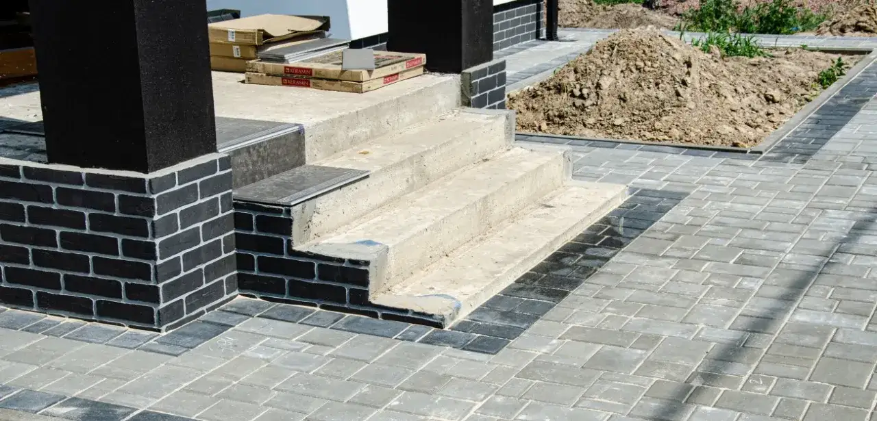 Zdjęcie Jak wykonać taras z kostki brukowej - prostota i trwałość w każdym kroku