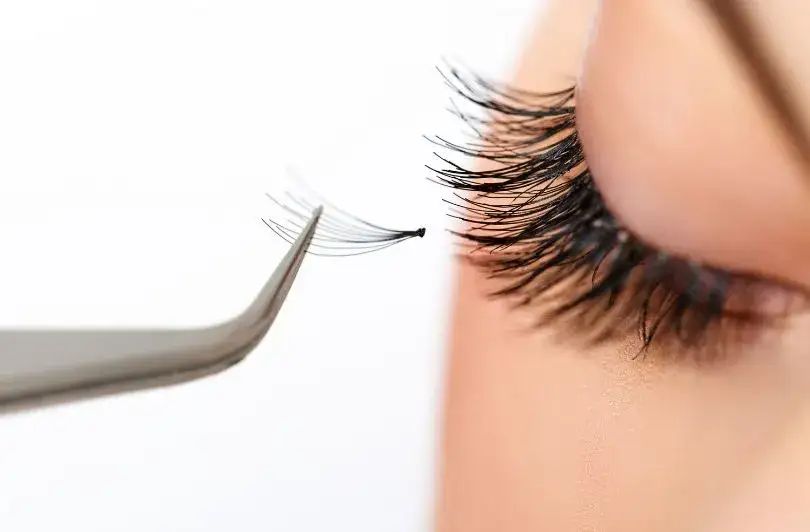 Zdjęcie Czy doklejane rzęsy niszczą naturalne? Prawda o bezpieczeństwie zabiegu