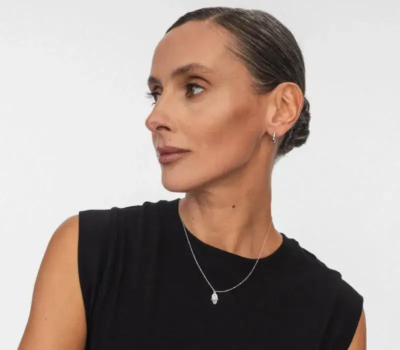 Zdjęcie Jakie kolczyki do czarnej sukienki - idealne stylizacje na każdą okazję