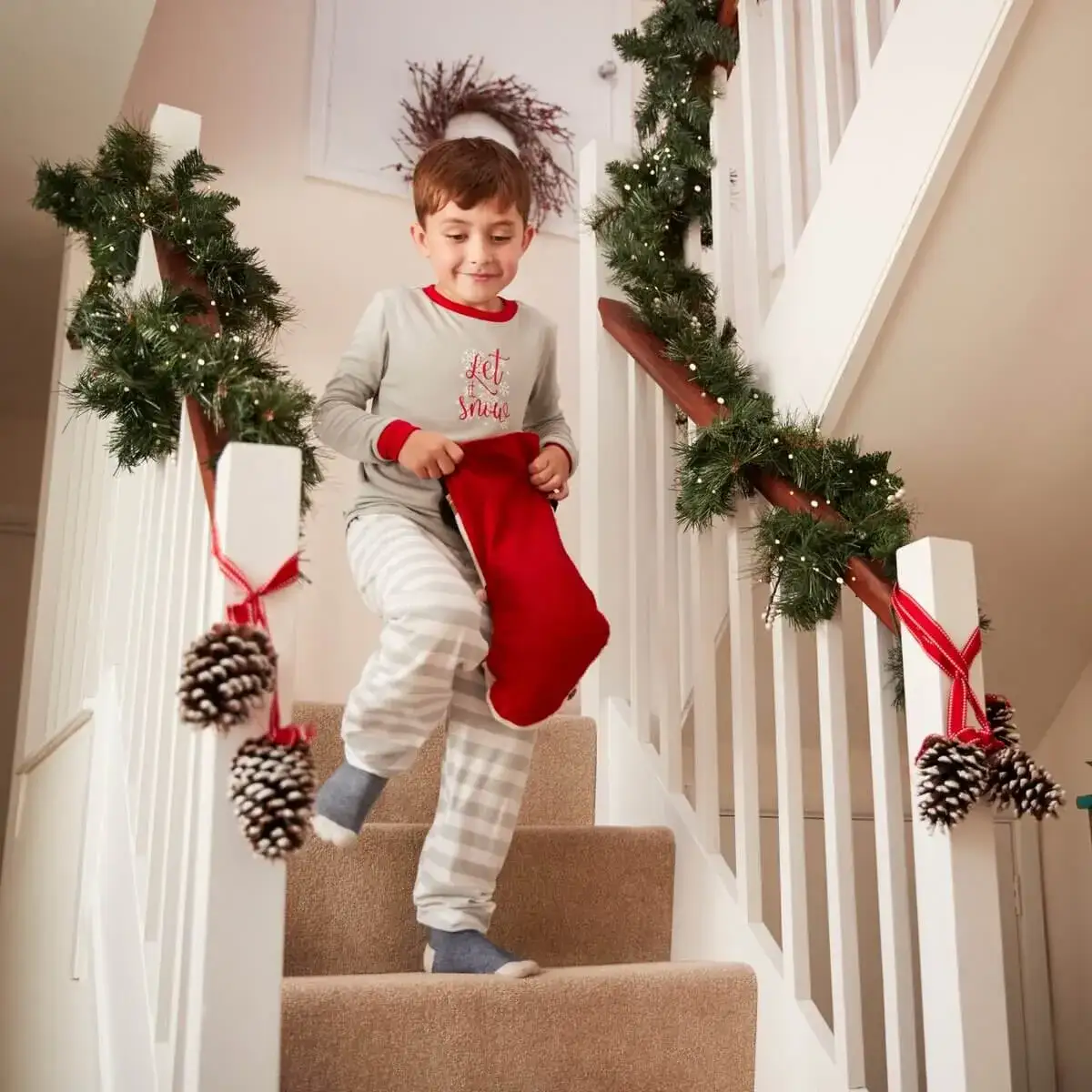 Zdjęcie Jak udekorować schody na święta, by stworzyć magiczną atmosferę