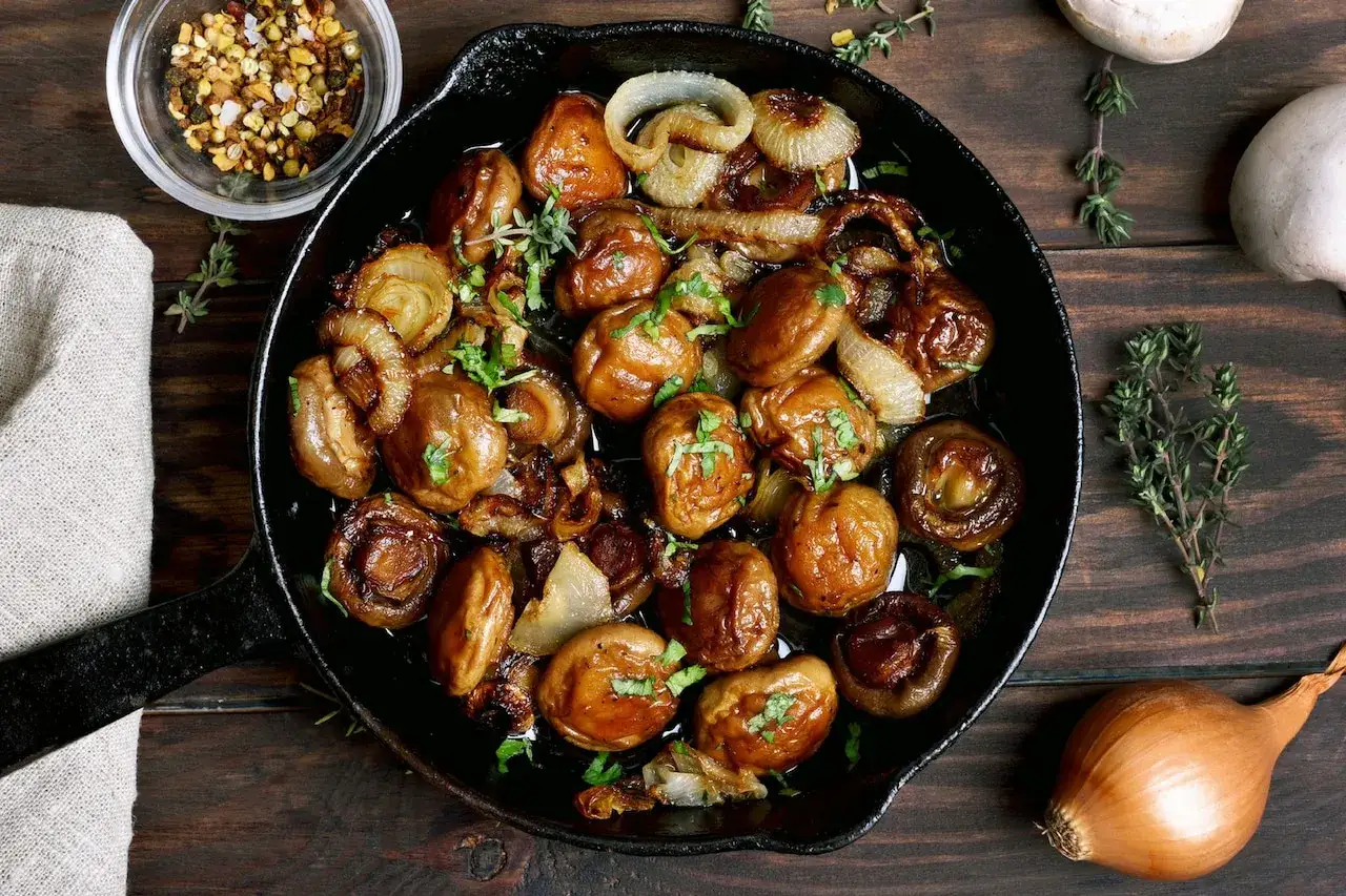 Zdjęcie Jak ugotować pieczarki do sałatki, aby zachowały smak i chrupkość