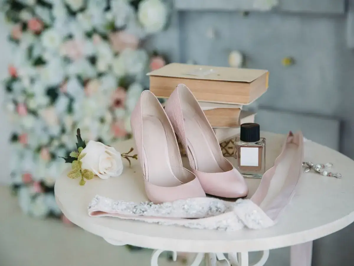 Zdjęcie Jakie dodatki do sukni ivory podkreślą jej elegancję i styl?