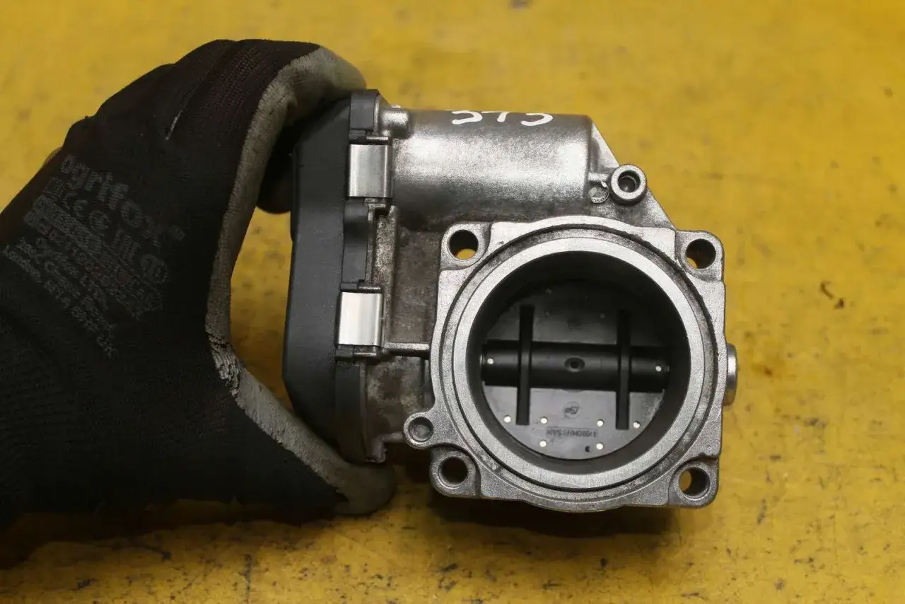 Zdjęcie Objawy uszkodzonej przepustnicy w BMW E90 – jak je rozpoznać?