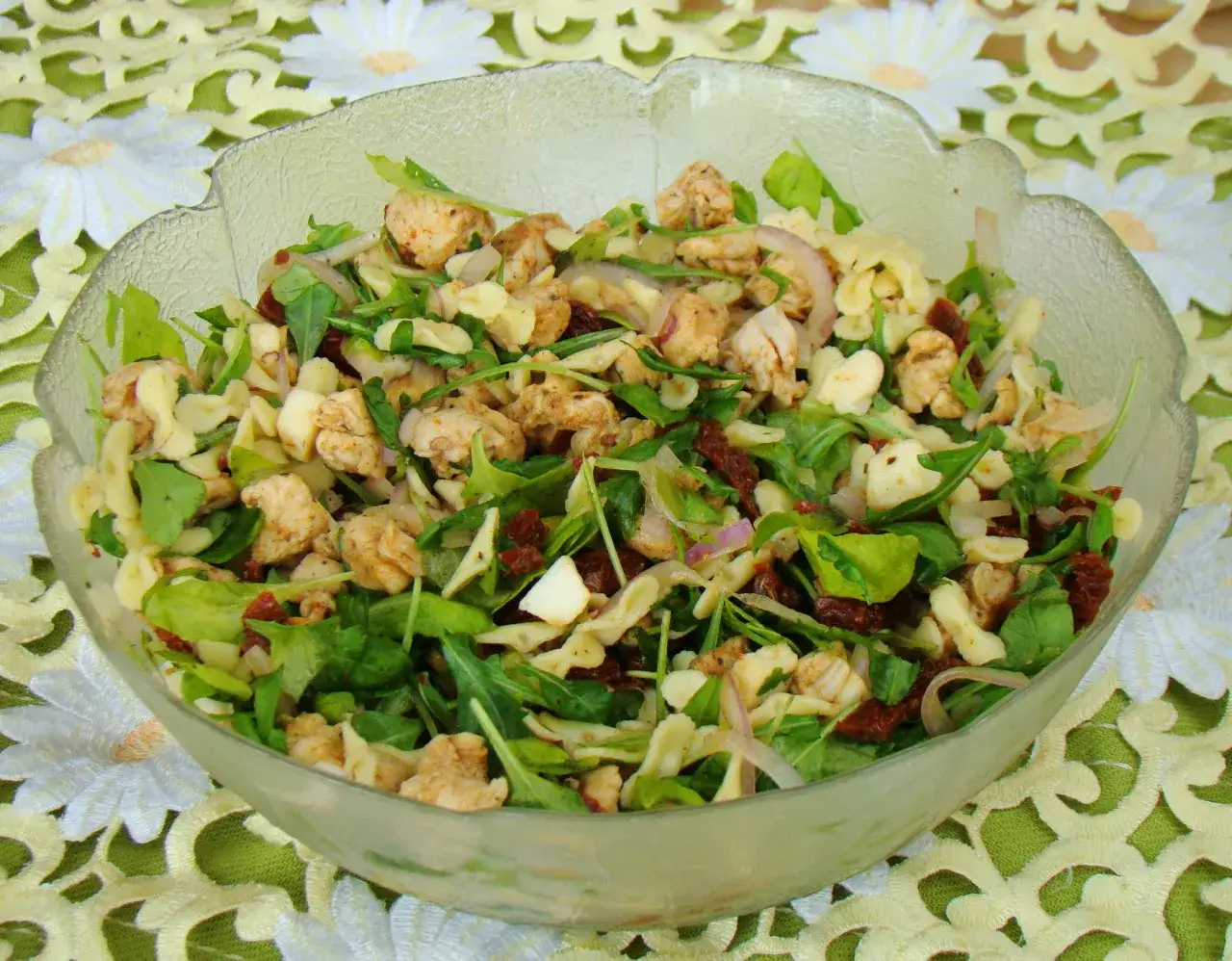 Zdjęcie Sałatka z kurczakiem, rukolą i suszonymi pomidorami