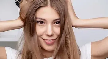 Zdjęcie Ile kosztuje farbowanie odrostów u fryzjera? Sprawdź, jak uniknąć wysokich cen!