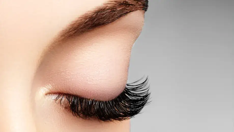 Zdjęcie Jak przyciemnić rzęsy bez tuszu i uzyskać naturalny efekt