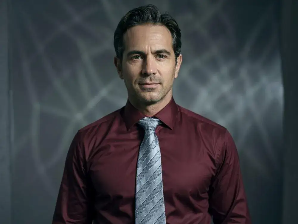 Zdjęcie 5 najlepszych kolorów krawata do bordowej koszuli - poradnik stylisty