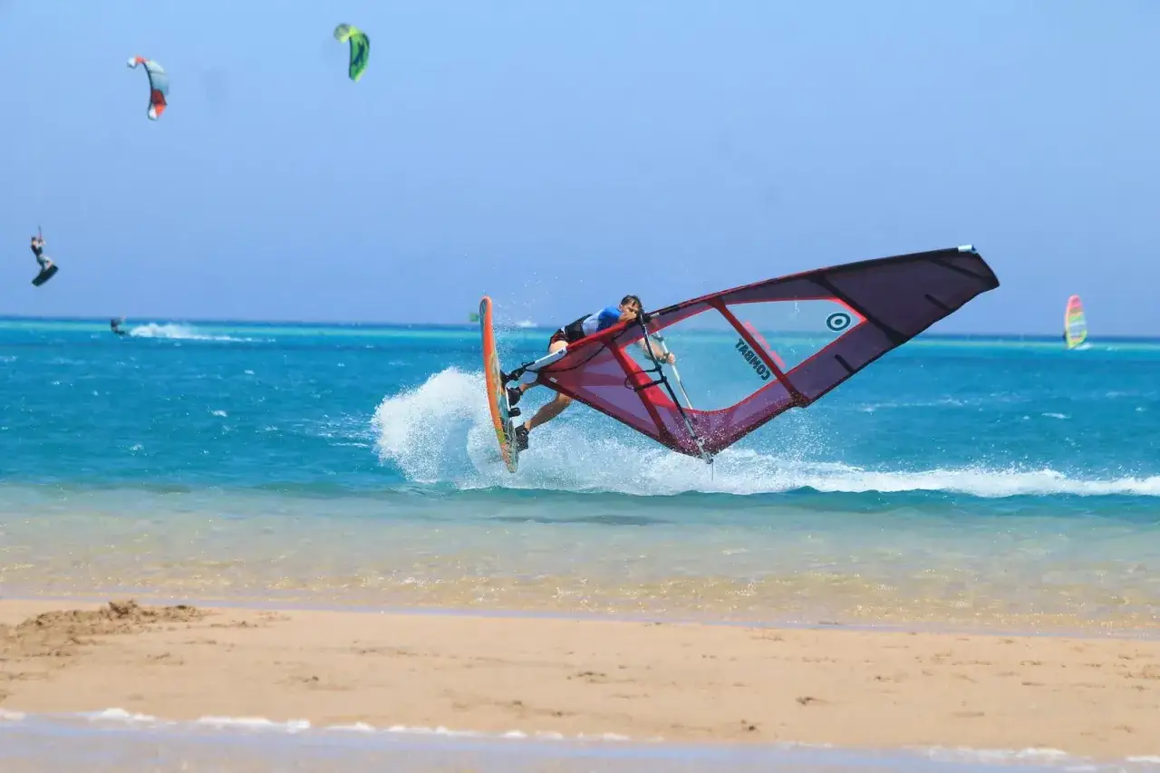 Zdjęcie Gdzie na windsurfing w Europie? Odkryj najlepsze miejsca i porady