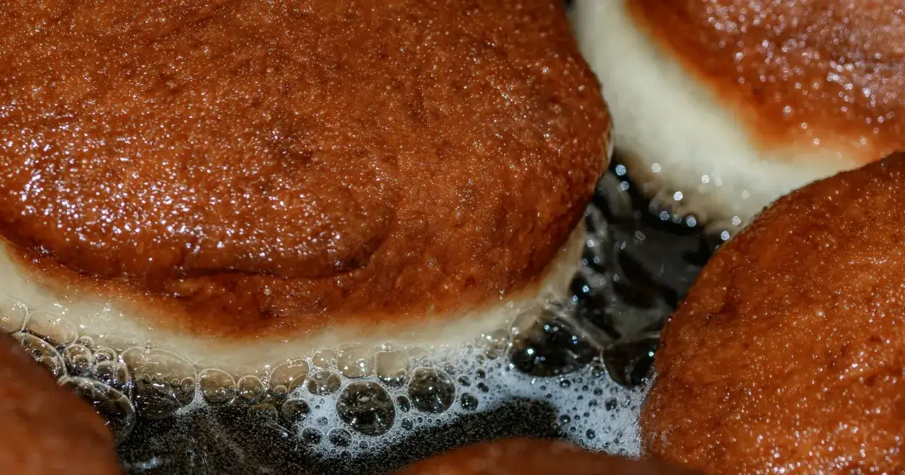 Zdjęcie Czy pączki są wegetariańskie? Sprawdź, co kryje się w środku