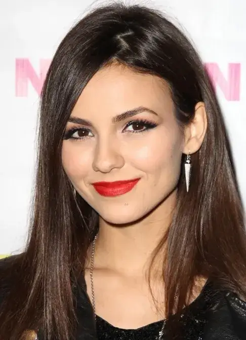 Zdjęcie Jak dobrać idealny kolor szminki dla brunetek? Sprawdź najlepsze odcienie!