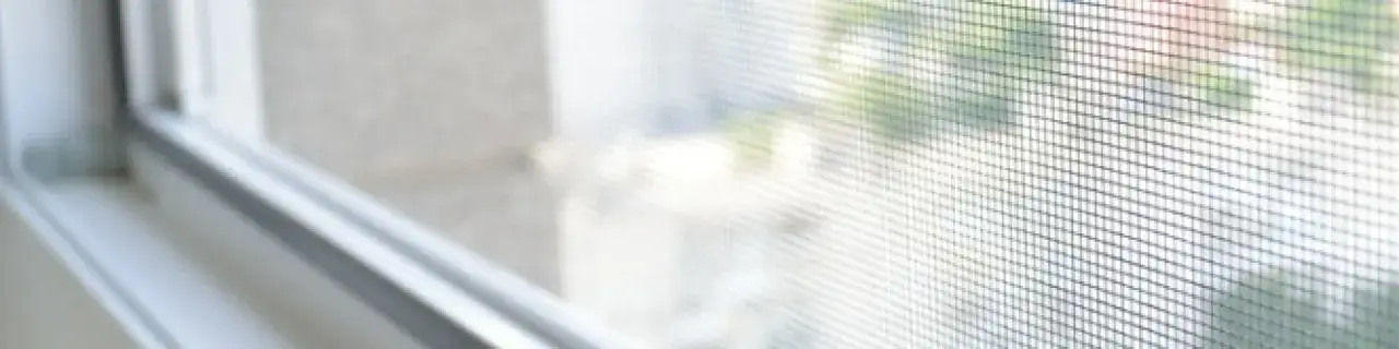Zdjęcie Ile kosztuje moskitiera na okno balkonowe? Sprawdź ceny i opcje