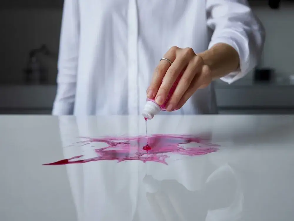 Zdjęcie Jak usunąć plamy z farby do włos&oacute;w? Sprawdzone metody ratunkowe